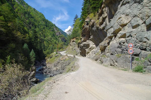 Dar patikadan bir rock bir dağ nehir arasında iletilmesi. Boş yol. Doğa ve seyahat. Georgia, Svaneti bölgesi