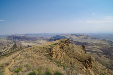 Uçurumun kenarında. Patika çarpıcı görünümünden rock kenarında Mount Gareja yarı-çöl eteklerinde. David Gareja. Georgia, Gürcistan ve Azerbaycan sınırında Kaheti bölge