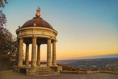 Günbatımı muhteşem manzaraya Arbour Aeolian Harp. Rusya, Stavropol Krayı, Kuzey Kafkasya, Pyatigorsk, Mount Mashuk
