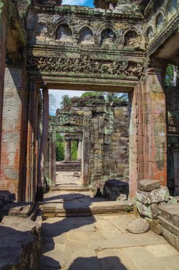 Preah Khan Tapınağı özelliğidir. Bağlantı koridorları ve ornately oyma kapılar ve pencereler. Lentolar zengin oyma bezemeleri. Angkor - Unesco Dünya Mirası sit alanı. Kamboçya, Siem biçmek