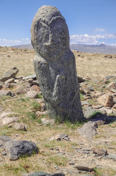 Moğol altay. Medeniyetler geçmiş. Türk taş savaşçı bir insan yüzü (Balbal) kaba bir görüntü ile. Doğa ve seyahat. Moğolistan, Bayan-Olgii ili, altay Tavan Bogd Milli Parkı
