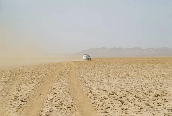 Traces Tires Dry Cracked Land Dust Trail Suv White Car — Stock Photo, Image