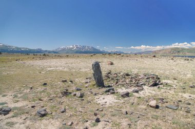 Moğol Altay. Medeniyetler geçmiş. Türk anıt yapılar. Türk taş savaşçı (kurgan stellerin/balbal) Türk taş adam doğal görünümünü çorak ve karlı dağlar arka plan üzerinde. Moğolistan, Bayan-Olgii ili, Altay Tavan Bogd Np