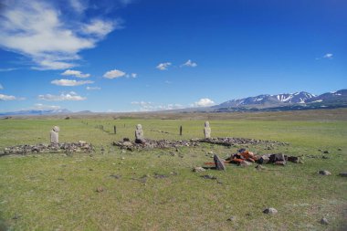 Türk anıt yapılar. Türk taş Mens. Türk taş savaşçılar (Kurgan stellerin). Balbal Khurgan göle doğru uzanan iki uzun çizgiler. Moğolistan, Bayan-Olgii ili, Altay Tavan Bogd Np, Shar Bulag