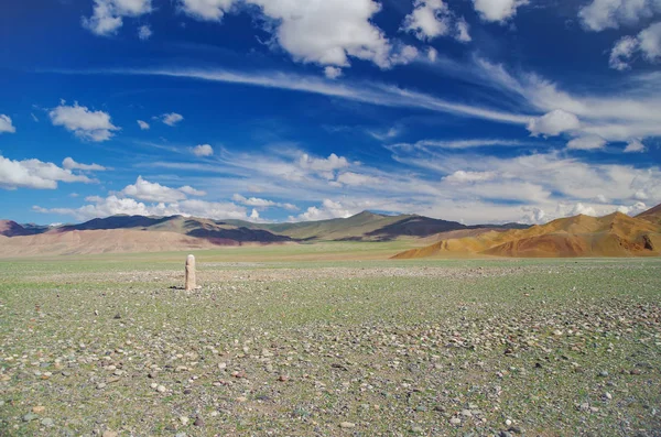 蒙古阿尔泰 在五颜六色的山脉和惊人的天空背景下 可以欣赏到土耳其石战士 Kurgan Stelae Balbal 的景色 自然和旅行 巴伊安奥尔吉省 — 图库照片