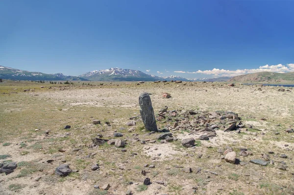 Moğol Altay. Medeniyetler geçmiş. Türk anıt yapılar. Türk taş savaşçı (kurgan stellerin/balbal) Türk taş adam doğal görünümünü çorak ve karlı dağlar arka plan üzerinde. Moğolistan, Bayan-Olgii ili, Altay Tavan Bogd Np