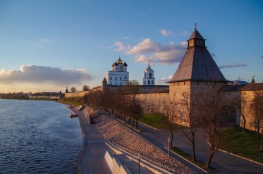 Pskov Kremlin ile bulutlu akşam gökyüzünde Velikaya Nehri'nin manzarası. Rusya, Pskov