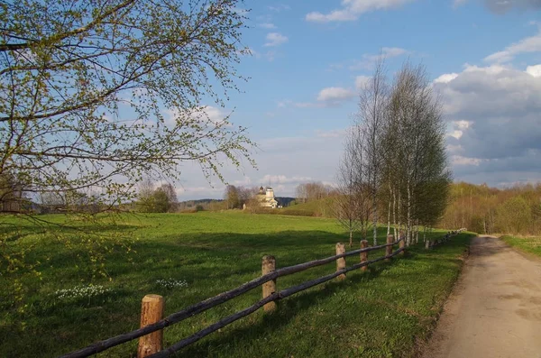 Hermoso Paisaje Primavera Con Abedules Carretera Prado Iglesia Paisaje Rural —  Fotos de Stock