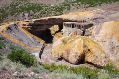 Puente del Inca. Nehir, Kaplıcalar ve terk edilmiş spa Binası üzerinde bir köprü oluşturan doğal arch. Andes veya And Dağları. Arjantin, Mendoza eyaletinde, Şili sınırına yakın.