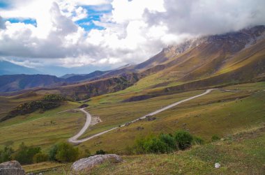 Sonbahar Kafkasya dağlarında. Boş dolambaçlı dağ yol doğal görünümünü. Keskin virajlı ve iniş. Doğa ve seyahat. Rusya, Kuzey Kafkasya, İnguşetya