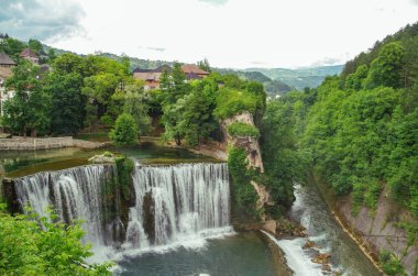 Şehir merkezinde doğal güzel şelale. Pliva ve Vrbas nehirlerinin kesiştiği yerde. Doğa ve seyahat. Bosna Hersek, Jajce