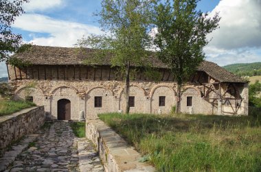 St. Mary Kilisesi. 1694-1699 yılları arasında inşa edilmiştir. Arnavutluk Kültür Anıtı, Korche County, Moscopole (Voskopoje)