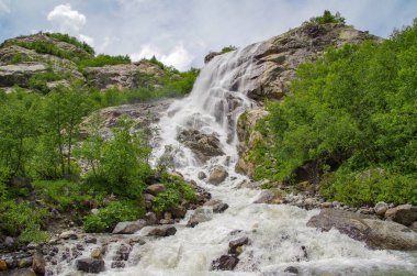 Dombay. Alibek Sonbahar. Alibek Buzulu'ndan nehir düşmesi yle oluşan şelale. Suyun düştüğü taşlar - roches moutonnees. Rusya, Kuzey Kafkasya, Karaçay-Çerkesya, Teberda Doğa Koruma Alanı