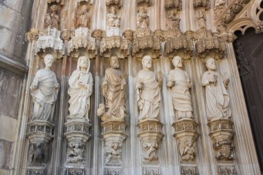 Kilisenin girişinde Saints heykeller. Batalha Manastırı veya zaferin Aziz Meryem Manastırı. Dominik Manastırı. UNESCO Dünya Mirası. Batalha, Leiria İlçesi, Estremadura, Portekiz