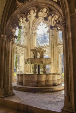Lavabo. Bir çeşme ve yukarıda iki küçük havzadan oluşur. Batalha Manastırı veya zaferin Aziz Meryem Manastırı. Dominik Manastırı. UNESCO Dünya Mirası. Batalha, Leiria İlçesi, Estremadura, Portekiz