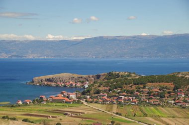 Ohri Gölü kıyısındaki Lin köyü. Unesco Dünya Mirası. Doğa ve seyahat. Arnavutluk, Korce İlçesi, Makedonya sınırına yakın