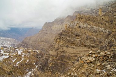 Dağlar, vadi, modern köy ve savunma ve askeri kuleleri olan antik Aul Kakhib manzarası. Doğa ve seyahat. Rusya, Kuzey Kafkasya, Dağıstan, Shamilsky Bölgesi
