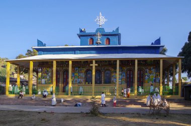 Axum (Aksum), Maekelay Bölgesi, Tigray Bölgesi, Etiyopya - Jan 07, 2014: Enda Iyesus Kilisesi. Dış tablolarda. Duvarlarda Hıristiyan duvar resimleri var. Cemaat üyeleri şenlikli beyaz elbiseler giyiyor..