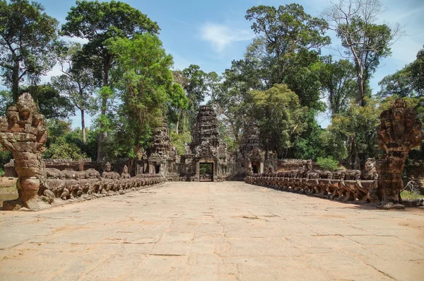 Preah Khan神庙入口处的Gopura 那加桥 Naga Bridge 大坝两侧的两座巨龙的尸体 分别为Devas 和Asuras 吴哥窟 联合国世界遗产 — 图库照片