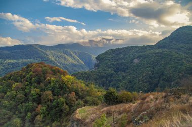 Kafkasya Dağları 'nda sonbahar akşamı. Doğa ve seyahat. Rusya, Kuzey Kafkasya, Dağıstan, Dakhadayevsky Bölgesi