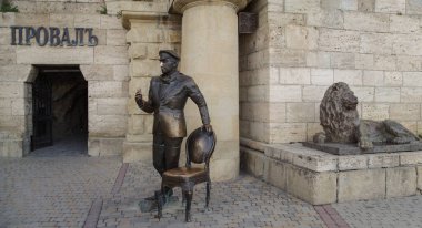 Pyatigorsk, Stavropol Krai, Rusya 08 Ekim 2015: Proval 'ın girişinde Ostap Bender Anıtı. 