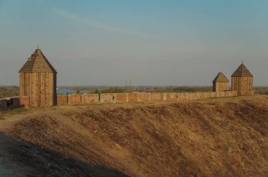 Akşam Don River 'daki Azov Kalesi. Kale ve gözetleme kuleleri. Rusya, Rostov oblast, Azov
