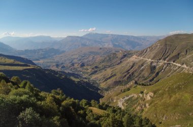 Manzaralı dağ manzarası. Kuzey Kafkasya. Deniz seviyesinden 1800 metre yükseklikte yer almaktadır. Doğa ve seyahat. Rusya, Dağıstan, Khunzakh bölgesi, Matlas