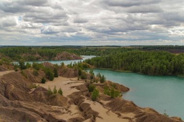 Terk edilmiş eski Ushakovsky taş ocaklarının eşsiz yaz manzarası. Turkuaz mavisi göl suyu. Rusya 'nın vahşi doğası. Tula Oblastı, Konduki, Romantsevskiye