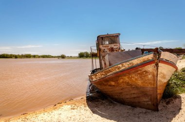 Parana Nehri terkedilmiş yarış komitesi botu Arjantin
