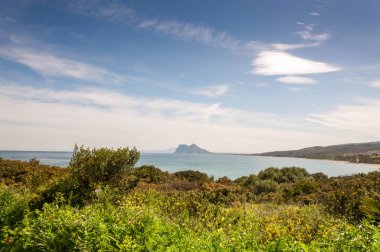 La Alcaidesa Plaj ve golf sahası, Costa del Sol, İspanya ufukta Cebelitarık ile