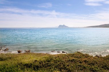 La Alcaidesa Plaj ve golf sahası, Costa del Sol, İspanya ufukta Cebelitarık ile