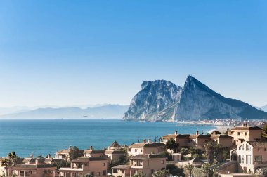 La Alcaidesa Plaj ve golf sahası, Costa del Sol, İspanya ufukta Cebelitarık ile