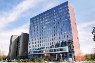 Madrid modern cam mavi bina