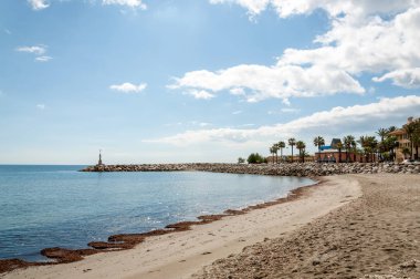 Sotogrande mavi bayrağı sahilde Andalusia