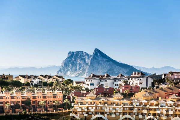 La Alcaidesa Plaj ve golf sahası, Costa del Sol, İspanya ufukta Cebelitarık ile