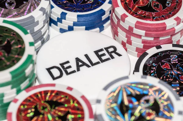 Merkezinde Dealer Fişleri Ile Oyun Poker Fişleri — Stok fotoğraf