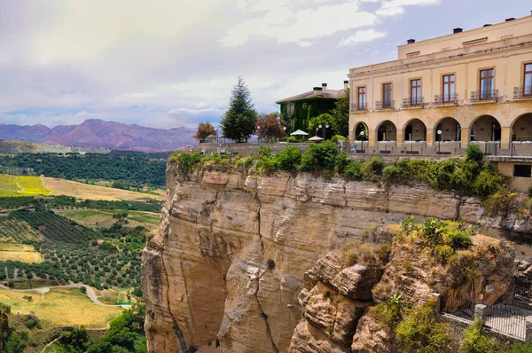 Ronda, Puente Nuevo ve Guadalevan Nehri ile El Tajo gorge altındaki böler 120 metre derin uçurum geniş açı görüntüsü. Ronda, Provence Malaga, Andalusia, İspanya güneyinde.