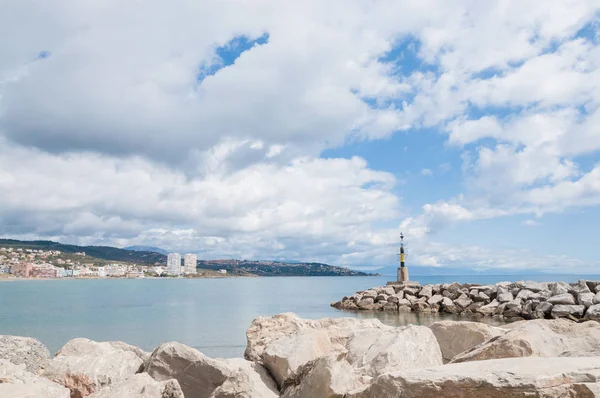 Sotogrande mavi bayrağı sahilde Andalusia