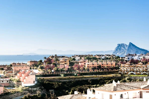 Strand Und Golfplatz Alcaidesa Costa Del Sol Spanien Mit Gibraltar lizenzfreie Stockfotos