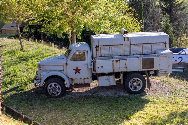 Eski Askeri Kamyon Sahada — Stok fotoğraf