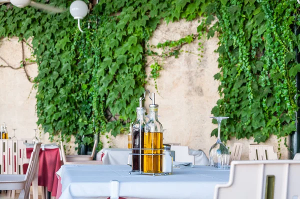 Aceite de oliva y aceto en una mesa — Foto de Stock