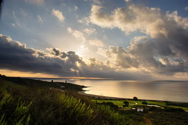 Urbanización La Alcaidesa, Cádiz en España amanecer con un horizonte nublado y el mar Mediterráneo — Foto de Stock