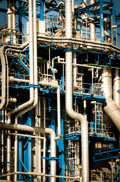 Промышленная сцена: детали нефтеперерабатывающего завода
