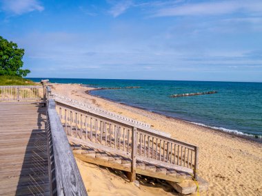 Bir bozulmamış henüz Superior Gölü, Michigan kıyısında kumlu plajı terk.