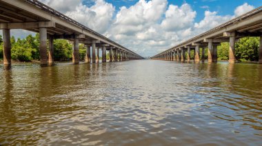Atchafalaya Havzası Köprüsü'nden su seviyesi - taşır Interstate 10 Atchafalaya Basion, Mississippi
