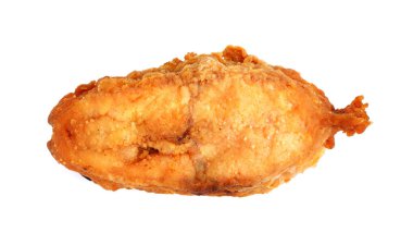 Beyaz arka planda izole kızarmış balık