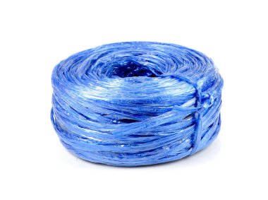 Beyaz arkaplanda mavi plastik ip izole edildi