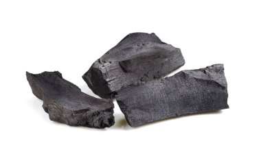 Beyaz arka plan üzerinde izole kömür yığını