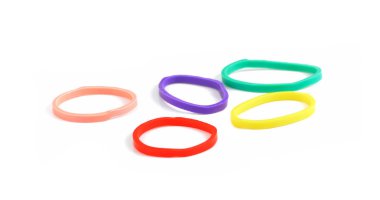 Beyaz arkaplanda elastik bantlar