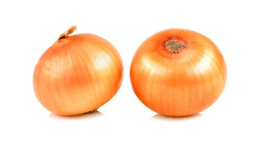 Beyaz arka plan üzerinde izole sarı soğan 